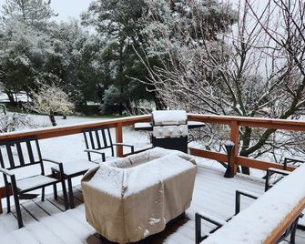 The Couple's Cabin in Wynola - 13 Acres of Nature - Hot Tub - Fire Pit - Gated - Julian - Balcony