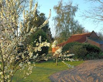 Field Cottage Bed and Continental Breakfast - Norwich - Outdoors view