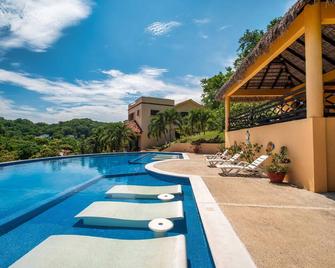 Relax in this spacious home in a quiet community with shared pool and BBQ area - Santa Cruz Huatulco