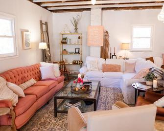 Adorable home w/ huge back yard- minutes from Belews Lake. Amazing Hidden Gem - Stokesdale - Living room