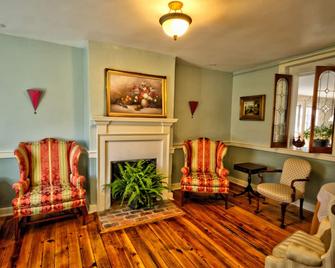 Private 18th Century Farmhouse in Virginia Wine Country with Hot Tub - Waterford - Sala de estar