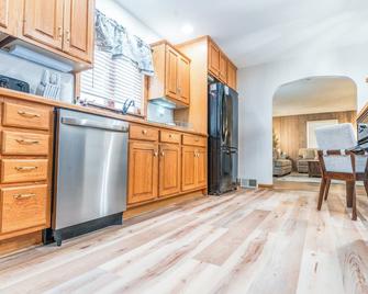 Cozy 3-BR bungalow w/ private backyard, playground, basement game room, & views - Warren