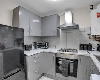 Luxury 2-Bedroom Home 10 Minutes from Birmingham City Centre - Birmingham - Kitchen