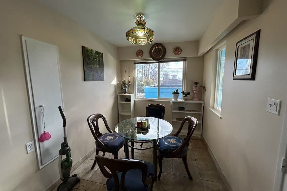 Blue Vintage Villa Near Skytrain at 61st & Cambie - Vancouver - Dining room