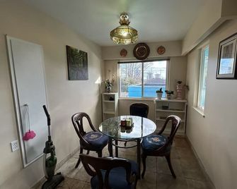 Blue Vintage Villa Near Skytrain at 61st & Cambie - Vancouver - Dining room