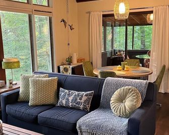 Mid Century Guest House on Wooded Lot - Kirtland - Living room