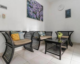 RedDoorz Plus near Trisakti University - Yakarta - Sala de estar