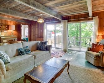 Cozy Cohocton Cottage with Private Beach and Deck! - Cohocton - Sala de estar