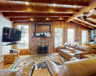 Large cabin with jetted tub, close to the gazebo, town plaza & hiking trails - Green Mountain Falls - Living room