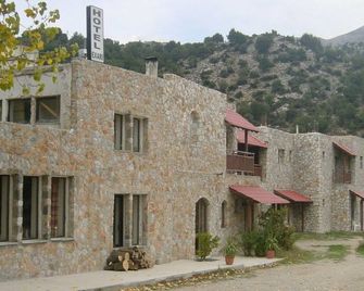 To Exari - Omalos - Edifício