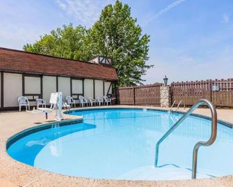 Travelodge by Wyndham Elkton University Area - Elkton - Pool