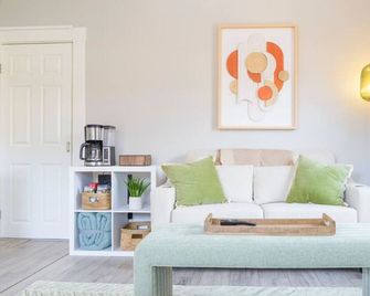 Downtown House Sleeps 10 with 3 King Beds and More - Portsmouth - Living room