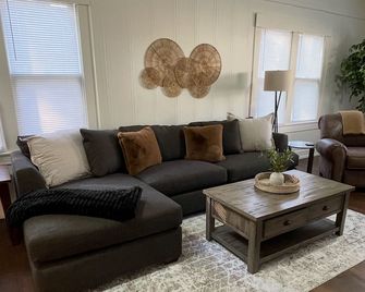 2-bedroom house in peaceful Paragould with fenced in backyard - Paragould - Living room