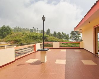 Maple Holiday Homes - Coonoor - Balcón