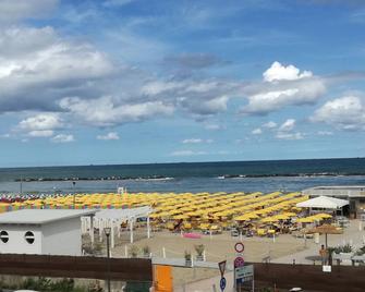 beachfront property, large balcony, unobstructed view of them - Lido Adriano - Spiaggia