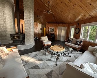 Spacious home on Lake Superior - Goulais River - Living room