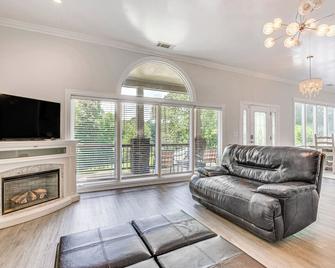 Single-story Home ~ 7 Mi to Old Towne Conyers! - Conyers - Living room