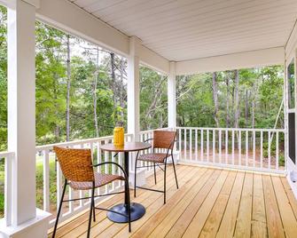 Cozy Cottage Minutes to Downtown Southport! - Southport - Balcony