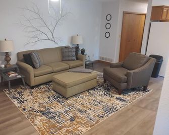 Two - bedroom apartment with deck and firepit. - Midland - Wohnzimmer