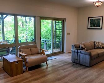 Newly Renovated Wooded Oasis Near OU's Campus in Athens - Athens - Huiskamer