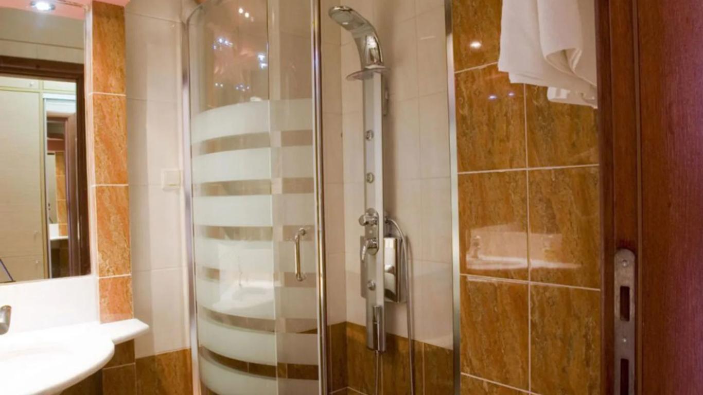 Evia Hotel & Suites