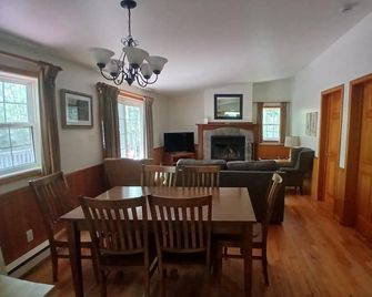 Two-Bedroom Two-Bathroom Vacation Home - Pet Friendly! - Liverpool - Dining room