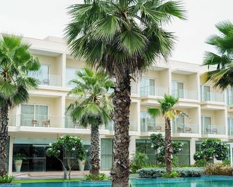 Golden Sands - By The Bay Resorts - Chīrāla - Edificio