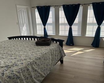 Charming 3-bedroom home nestled on a picturesque 270-acre farm in Halifax. - Halifax - Habitación