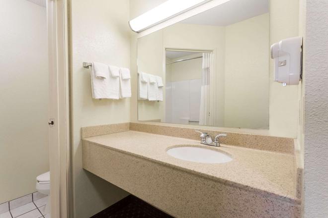 Days Inn Suites By Wyndham Bloomington Normal Il 41 6 1