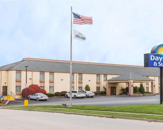 Days Inn & Suites by Wyndham Bloomington/Normal IL - Bloomington - Building