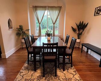 Charming Johnstown Getaway - 3br Home With Ac, Wifi & Private Creek Access - Джонстаун (Округ Кембрія) - Їдальня