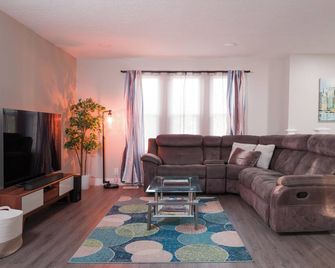 Terrific 5-bedroom bunk house with Jordan River Trail access near downtown SLC - Salt Lake City - Living room