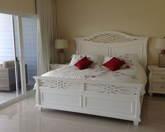 Compelling Canal Home With Pool & Large Dock On Each Side-Cabana Club Included - Key Colony Beach - Habitación