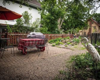 Sunny upstairs 1-bedroom apartment with AC, WiFi in charming Minneapolis - Mineápolis - Patio