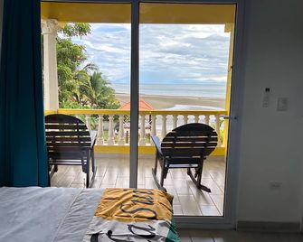 2nd Floor Beach House Apartment Just Steps From The Beach! - Las Tablas - Balcón