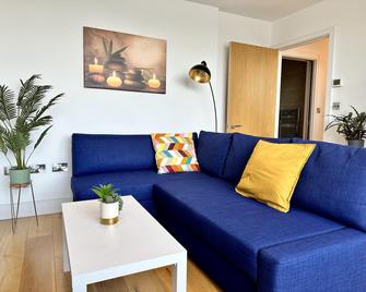 Condo Apartment with workspace - Haywards Heath - Living room