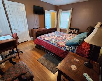 Cute, older home in a great location by Raydarr Properties, LLC - Richmond - Bedroom