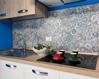 Le Solite Holiday Rooms - Sant'Eufemia Lamezia - Kitchen
