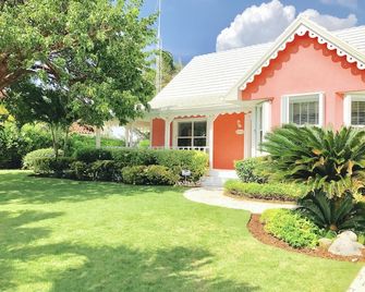 The Pink Beach House - Private House And Pool Directly On The Beach, Rum Point - North Side - Building