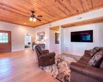 Sequoia Homestead in Kanab Pets OK Heated Pool - Kanab - Living room