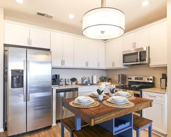 Luxury 2bd 2ba, Brand New/Pets/Close To Everything/Boho+cozy Vibes - San Diego - Cocina