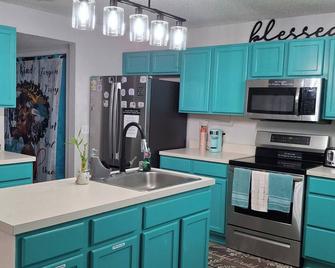 Private Cozy Comfortable Guest Room in a Shared Pool Home. - Jacksonville