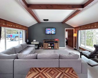 Camp Koie - A Northwoods Basecamp - Presque Isle - Living room
