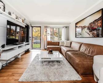 Charming 4 Bedroom Close to Downtown - Milford - Living room