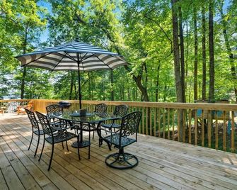 Waterfront 2 bedroom cabin with indoor fireplace and private dock - Dawsonville - Balkon