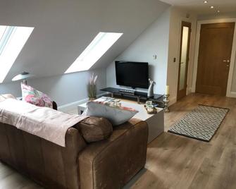 Lakeside Studio 1 Loft Apartment - Enniskillen - Wohnzimmer