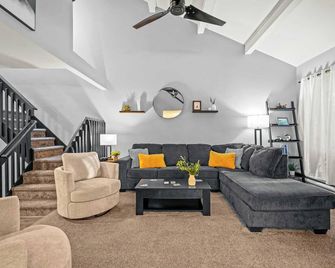 Lakeside Haven Ping Pong Fire Pit Mins to Big Boulder Lake Harmony - Lake Harmony - Living room