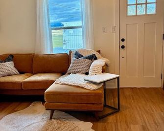 Charming 2-bedroom farmhouse with AC, WiFi in the charming town of Snohomish! - Snohomish - Sala de estar