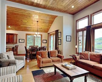 At The Start Of It All - McHenry - Sala de estar