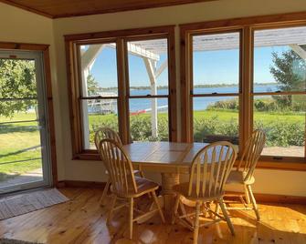 Lake Front Oasis In Spacious 5-Bedroom Home With Wifi/Ac/Heat On Lake Reno - Lowry - Dining room